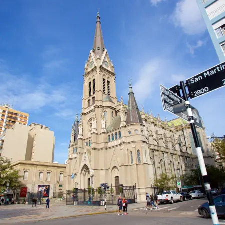 Pánico en Mar del Plata: un hombre armado con un cuchillo irrumpió en la Catedral y amenazó a los fieles