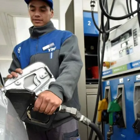 Cargar nafta será más barato de noche: YPF lanza descuentos del 5% con autodespacho