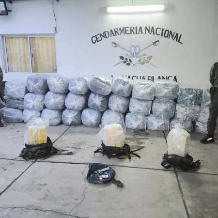 Mochilas y jangadas: el escape por el río Bermejo que dejó una carga millonaria