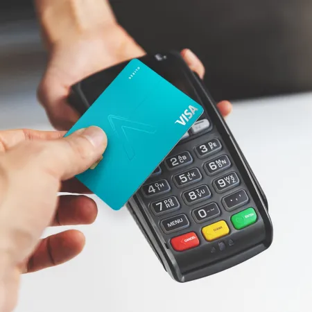 Encontró una tarjeta de débito en la calle, vació la cuenta y ahora la Justicia pide su captura