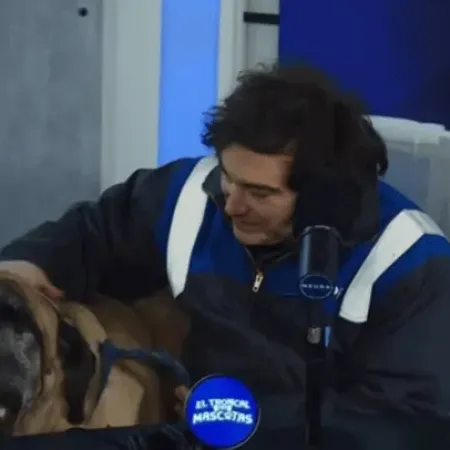 Javier Milei fue a una entrevista con su perro Conan: “Acá está, este es uno de los cinco”
