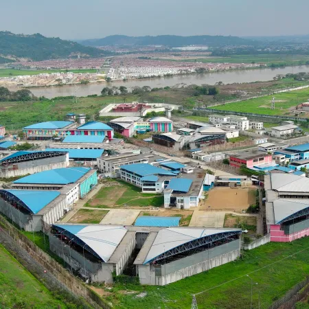 Ecuador traslada a 26 presos peligrosos desde Guayaquil en medio de ola de fugas