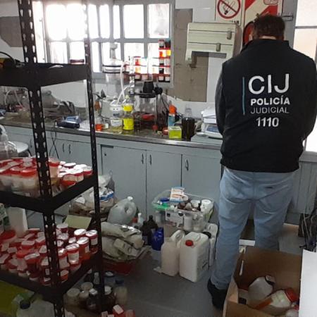 Clausuran laboratorio ilegal en Barracas por desechar químicos en la red cloacal