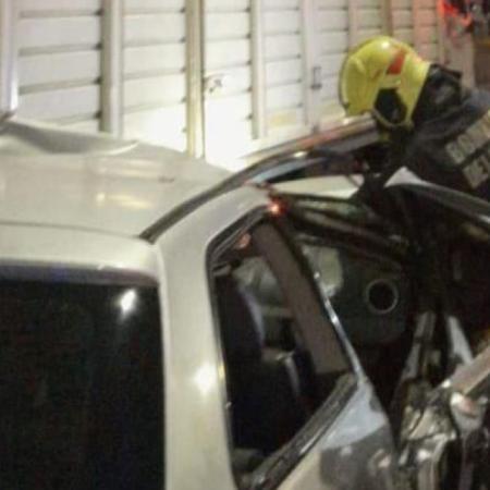 Hizo una mala maniobra, y un auto terminó incrustado bajo un camión