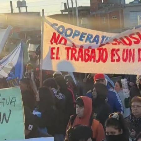 Feriantes de La Salada mantienen el corte sobre el Puente La Noria