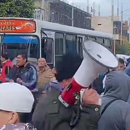 Los feriantes de la Salada marchan hacia la Municipalidad de Lomas de Zamora