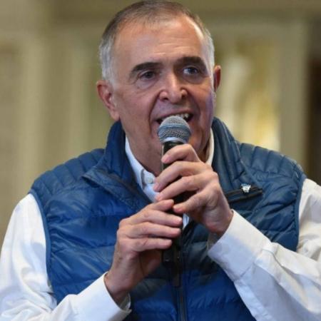 Le roban el celular al gobernador Jaldo durante un acto oficial en Tucumán