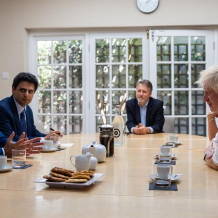 Reza Pahlavi y Boris Johnson se alinean contra el régimen iraní