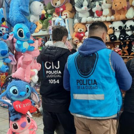 Secuestran juguetes e indumentaria deportiva truchas por 16 millones de pesos