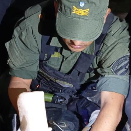 Con el tanque lleno, pero de cocaína: llevaban casi veinte kilos de droga ocultos en el depósito de nafta del auto