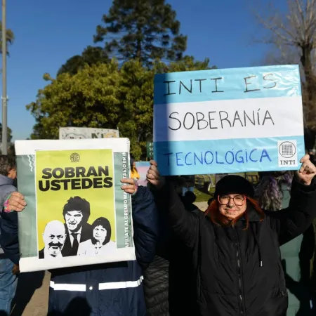 Abrazo simbólico contra el decreto de Sturzenegger: fuerte rechazo al vaciamiento del INTI