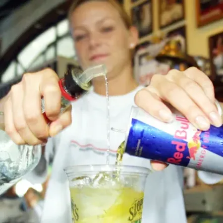 Una diputada quiere prohibir las bebidas energizantes a menores en todo el país