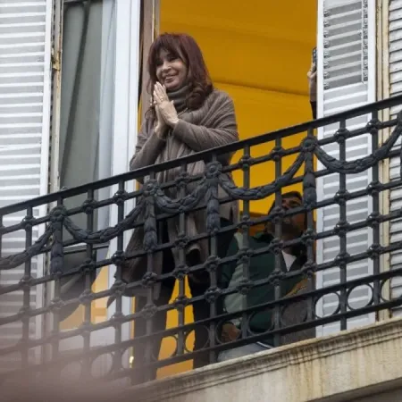 Un vecino puso un discurso de Milei a todo volumen y militantes kirchneristas lo insultaron