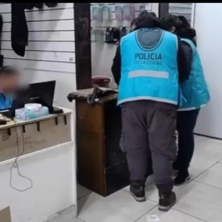 Fueron por un celular robado y hallaron otros 137 en una galería en Once