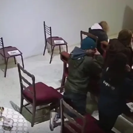 Insólito robo en una iglesia: se persignó y comulgó tras robarle a una mujer que rezaba