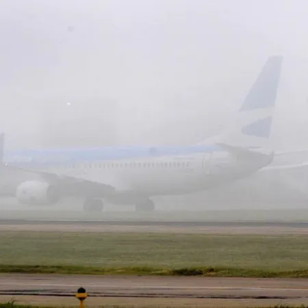 Ezeiza y Aeroparque: la niebla provoca cancelaciones y demoras de vuelos