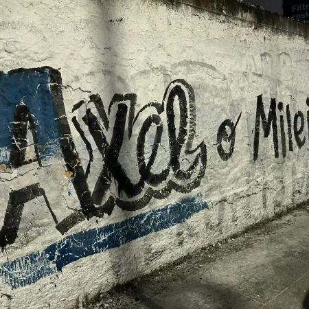 En medio del "Cristina Libre", Larroque agita el "Axel o Milei"