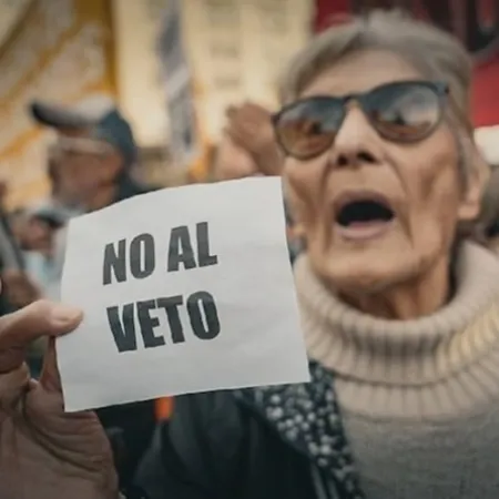 ¿Qué dijeron Adorni y Caputo tras la aprobación del aumento jubilatorio?