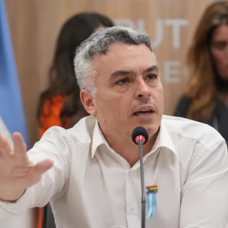 Paulón impulsa una ley para regular el uso de IA tras ataques homofóbicos