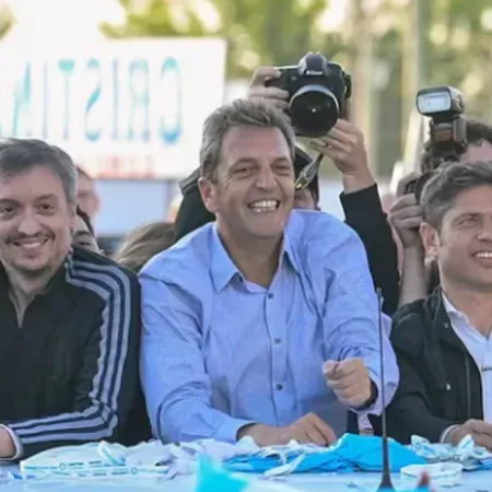 Hasta por las migajas: el peronismo no cambia la forma de hacer política que lo destruyó