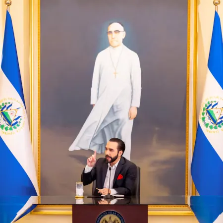 Maduro apunta a Bukele por CECOT: el trasfondo político de las denuncias