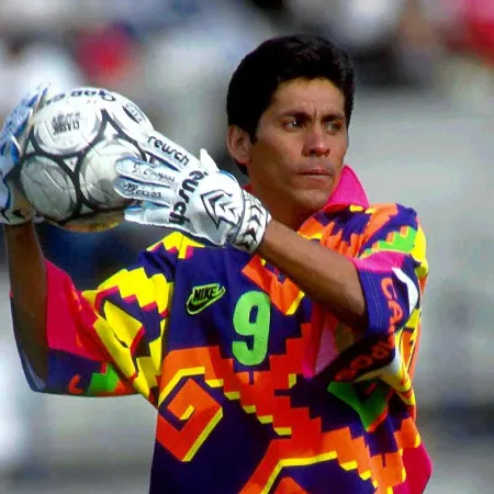 Los buzos de arquero que revolucionaron el fútbol en los años 90