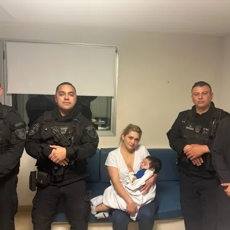 Un policía le salvó la vida dos veces a un nene de 2 años que tuvo una convulsión en plena calle