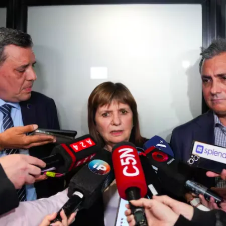 Escándalo en la Bonaerense: desplazaron a 24 policías por militar para Bondarenko de LLA