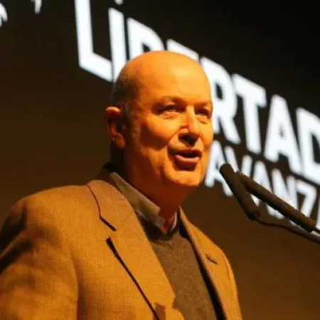 Sturzenegger tensiona la institucionalidad con guiños a la Revolución Francesa