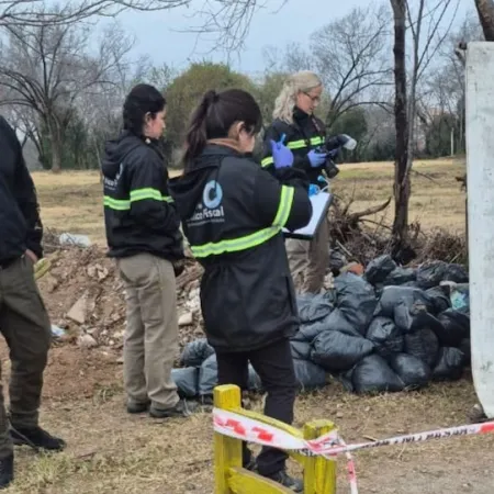 Una mano sobresaliendo de la basura: el macabro hallazgo en un terreno baldío de Córdoba