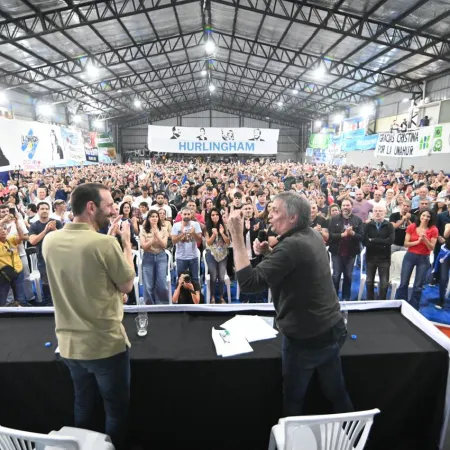 Máximo Kirchner desafió a Milei tras los insultos a Néstor: “Si quiere hacer lo que cantó, que venga solo”