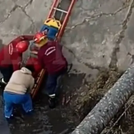 Arrojó a su pareja a un canal tras golpearla brutalmente