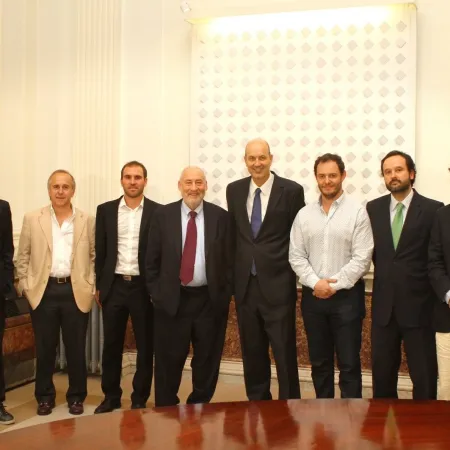 'Carpetazo' a Sturzenegger: su foto en el 2015 con Stiglitz y Martín Guzmán