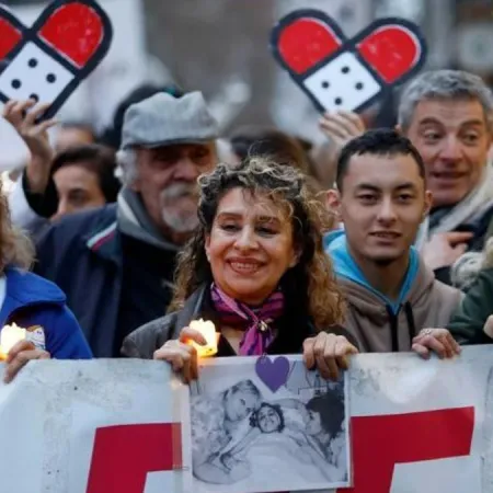 Emotiva caminata con velas al Obelisco contra la crisis en el hospital pediátrico