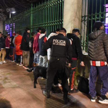 River Plate: "trapitos" multados y micros de la hinchada secuestrados