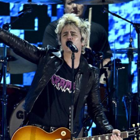 Green Day invitó a cantar a un fan al escenario ¡y lo bajó!