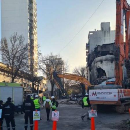 Comenzó la demolición controlada del depósito incendiado en La Plata