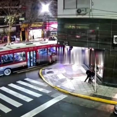 Video: Así un colectivo atropelló a una mujer y luego chocó contra un semáforo