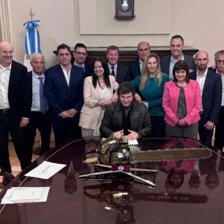 Milei celebró el desguace del Estado junto a Federico Sturzenegger y 200 trabajadores del Gabinete