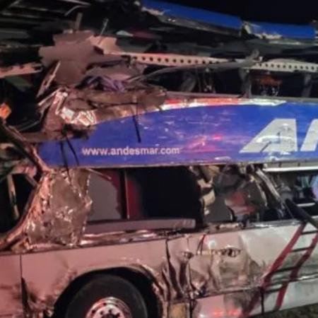 Cuatro muertos y 20 heridos en un choque fatal entre un camión y un micro