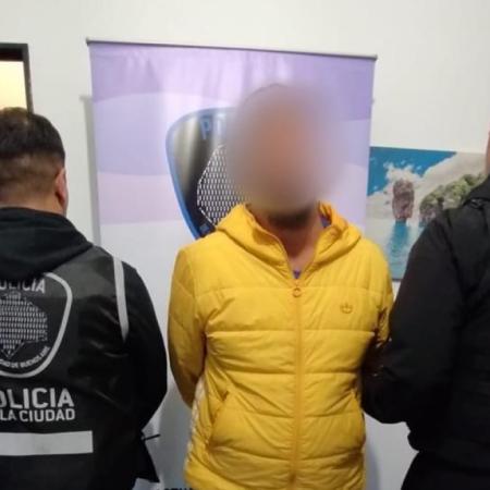 Una bandera encontrada en un allanamiento complica a la barra brava de All Boys
