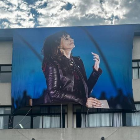 La Facultad de Periodismo de La Plata embandera su fachada en apoyo a Cristina Kirchner