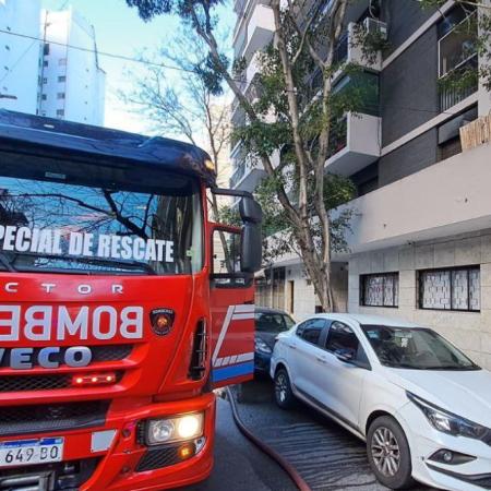 Una mujer murió en un incendio y 24 personas fueron asistidas