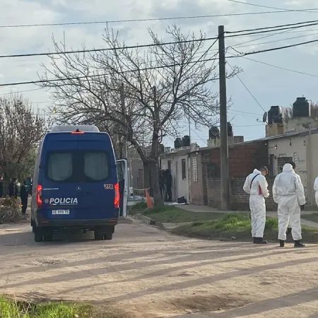 Un policía le pegó tres tiros a su mujer, se atrincheró en el techo de su casa y generó una situación de máxima tensión