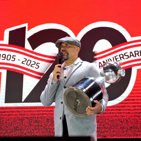 Estudiantes cerró los festejos por sus 120 años con una estatua de Osvaldo Zubeldía