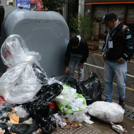 Jorge Macri ordena sancionar a quienes buscan comida en la basura