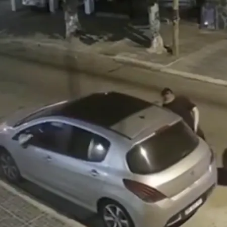 Video: dos delincuentes sacaron las ruedas de un auto más rápido que en los boxes de Alpine