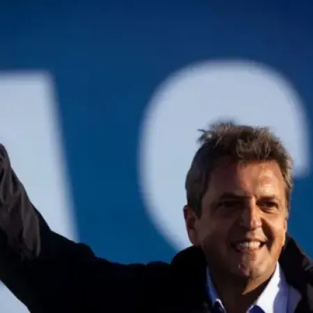 Massa impulsa una renovación del peronismo mientras crece la presión para que sea candidato