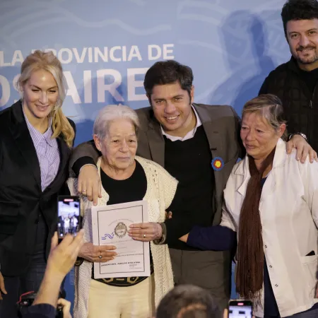 Kicillof encabezó un acto con una intendenta de LLA a un mes de las elecciones