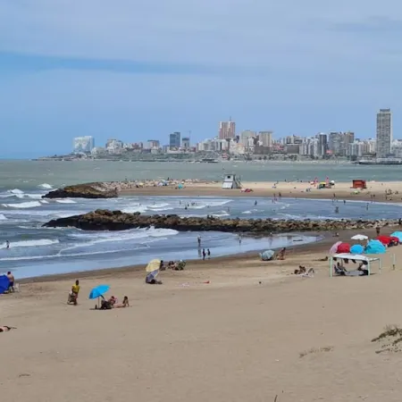 Votar en el mar: el insólito caso de una vecina en Mar del Plata